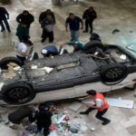 Cae automóvil desde tercer piso en Plaza Lilas en la Miguel Hidalgo