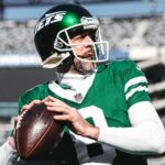 Steelers firman al quarterback Aaron Rodgers por un año