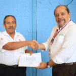 Taxista de Mérida devuelve 300 mil pesos olvidados por un pasajero