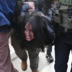 Agentes del ICE sacan a mujer de su coche a la fuerza y la arrestan