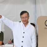 De blanco y en compañía de su hija, Petro abrió la jornada electoral en Colombia