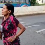 Madre se vuelve viral por correr descalza una carrera para poder comprar los útiles escolares de su hija