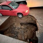 Cierran puente de Terrazas del Valle, Baja California, por socavón; vehículo estuvo a punto de caer